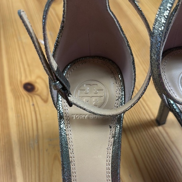 Tory Burch Keri Crackled Metallic Sandal Pewter Stiletto Heels size 8.5 - Picture 5 of 8